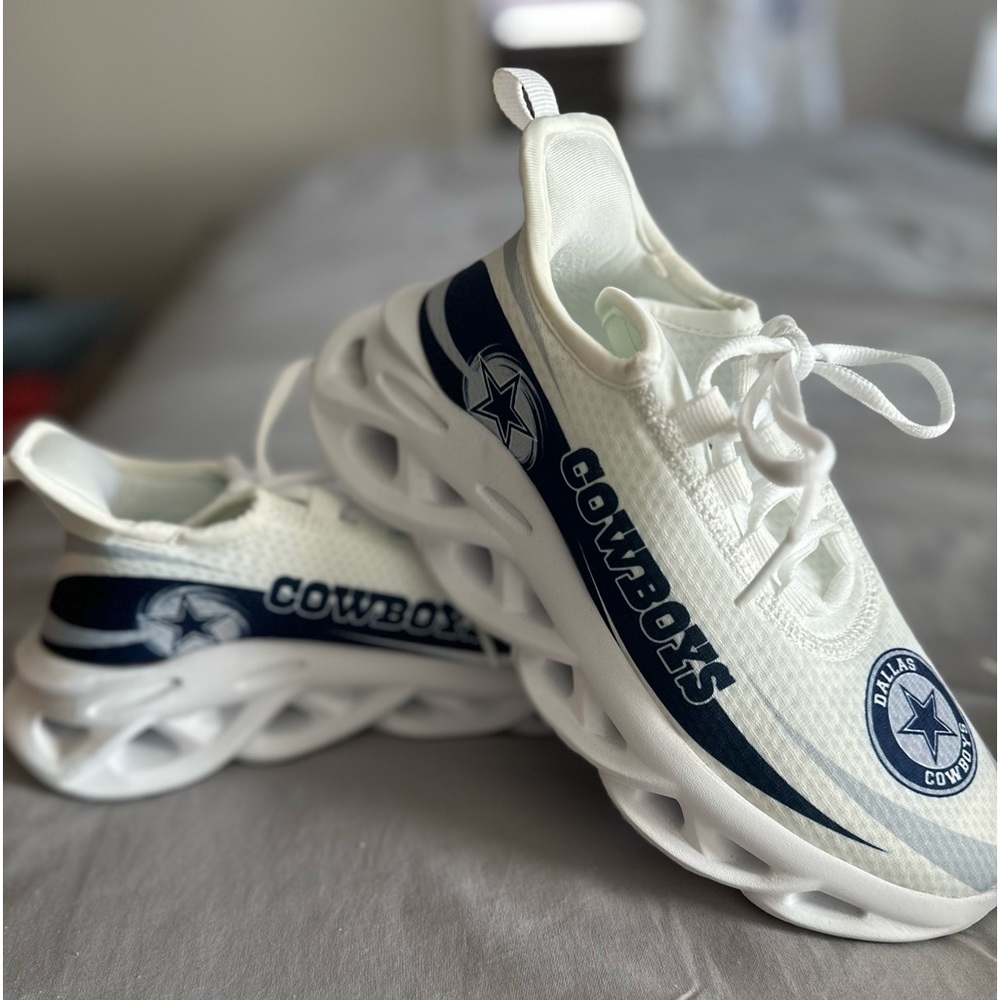These are new never worn tennis shoes 👟